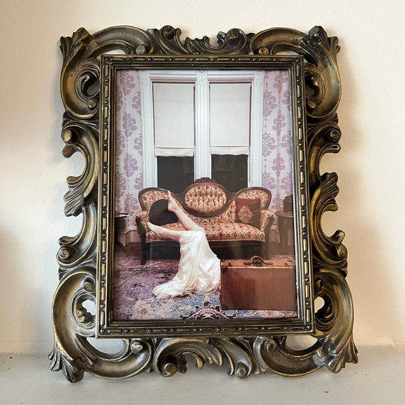 Vintage Ornate Frame with Photo - Picture 1 of 1